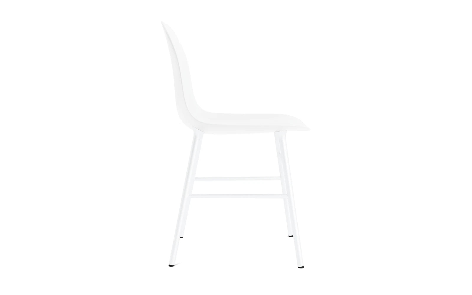 Der Form Stuhl von Normann Copenhagen vereint stilvolle Eleganz mit optimaler Bequemlichkeit. Ideal für Wohn- und Arbeitsbereiche.