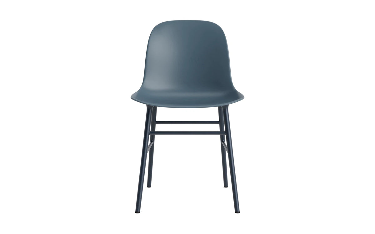 Form Stuhl in Blau präsentiert im Onlineshop von KAQTU Design AG. Stuhl ist von Normann Copenhagen