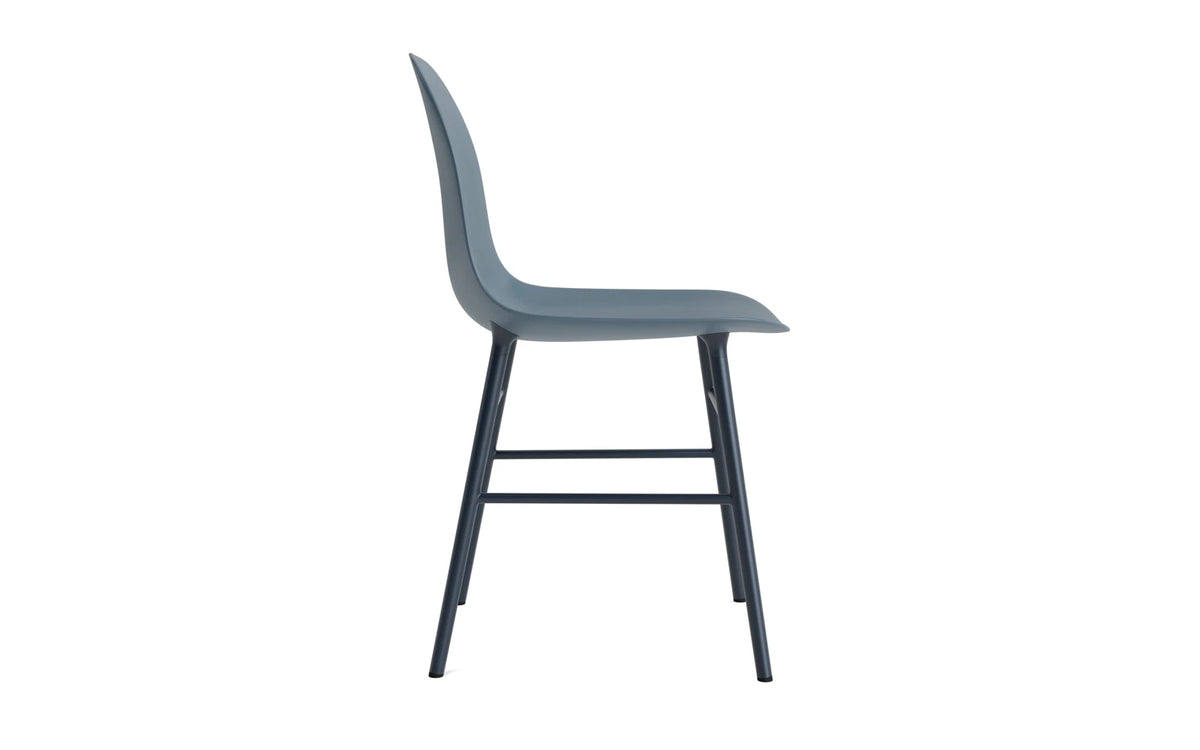 Form Stuhl in Blau präsentiert im Onlineshop von KAQTU Design AG. Stuhl ist von Normann Copenhagen