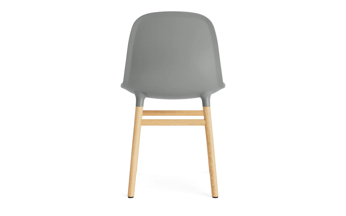 Form Stuhl in Grau mit Eiche präsentiert im Onlineshop von KAQTU Design AG. Stuhl ist von Normann Copenhagen