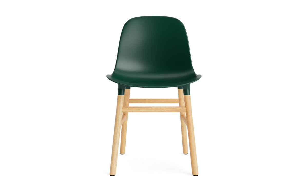Form Stuhl in Grün mit Eiche präsentiert im Onlineshop von KAQTU Design AG. Stuhl ist von Normann Copenhagen
