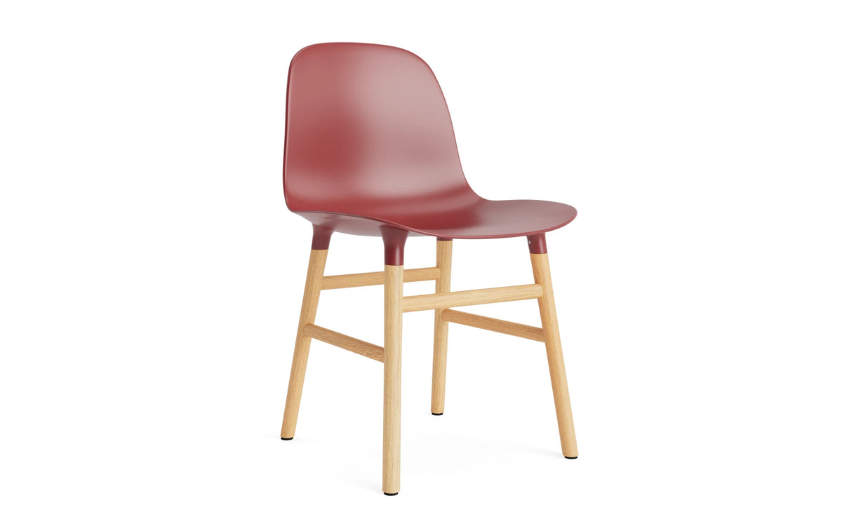 Form Stuhl in Rot mit Eiche präsentiert im Onlineshop von KAQTU Design AG. Stuhl ist von Normann Copenhagen