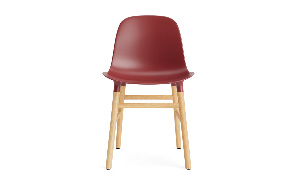Form Stuhl in Rot mit Eiche präsentiert im Onlineshop von KAQTU Design AG. Stuhl ist von Normann Copenhagen