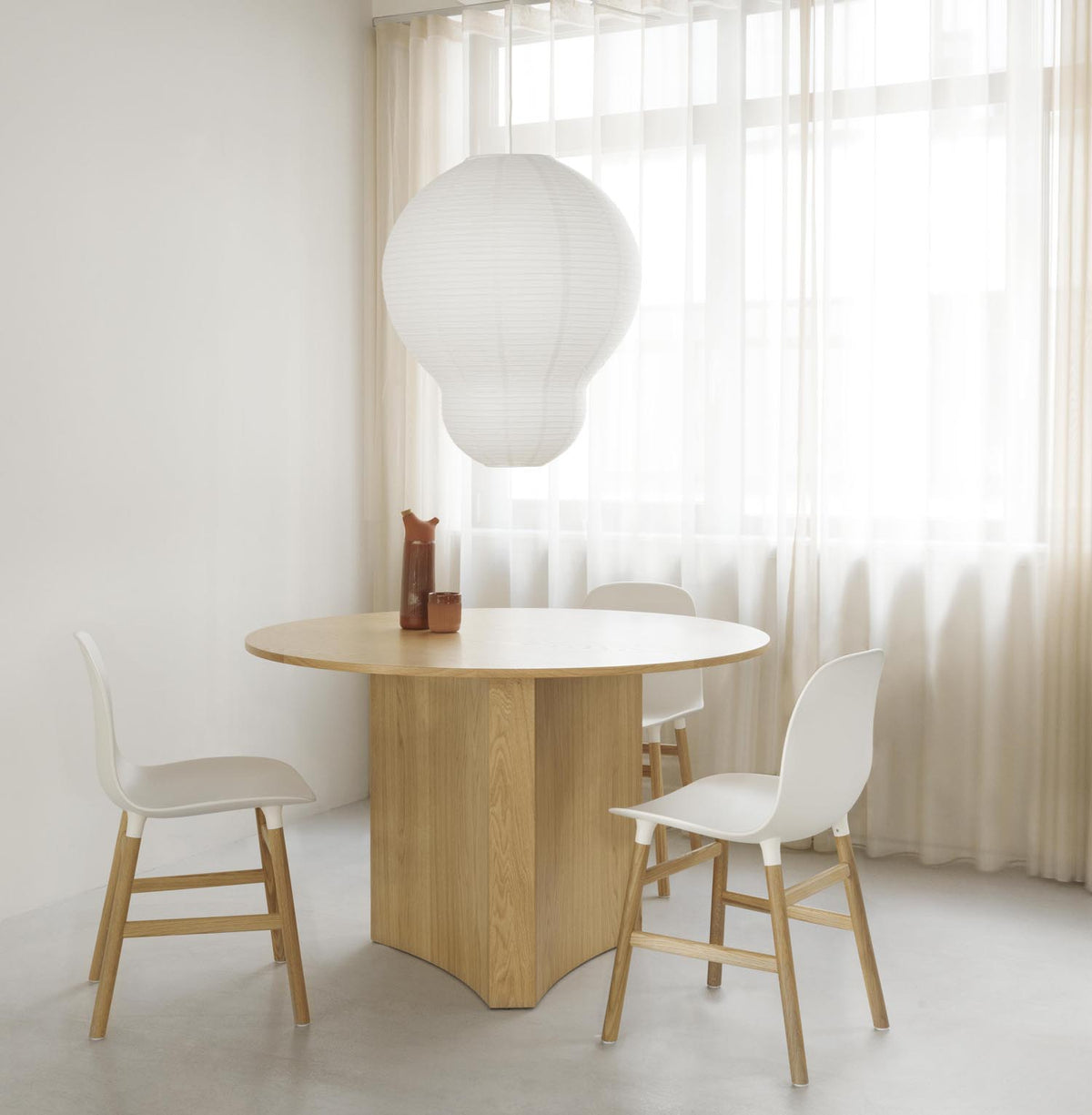 Form Stuhl in Rot mit Eiche präsentiert im Onlineshop von KAQTU Design AG. Stuhl ist von Normann Copenhagen