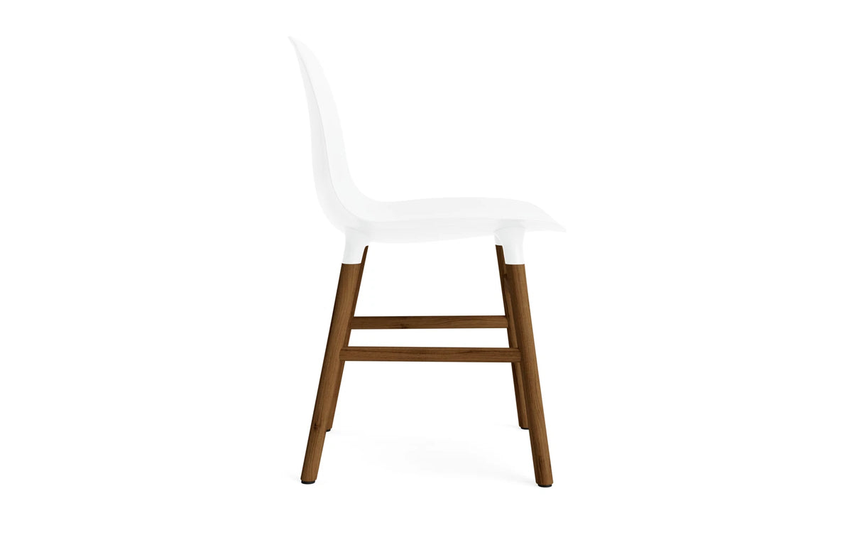 Form Stuhl in Weiss mit Walnuss präsentiert im Onlineshop von KAQTU Design AG. Stuhl ist von Normann Copenhagen