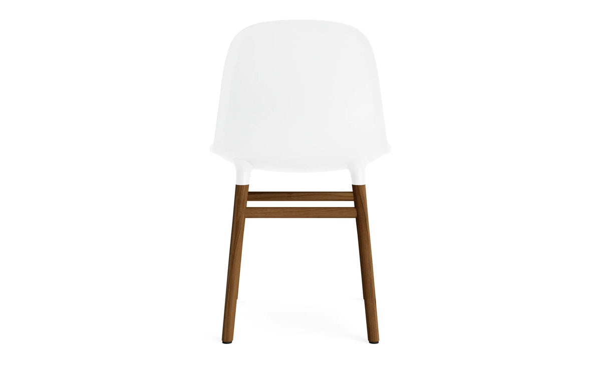 Form Stuhl in Weiss mit Walnuss präsentiert im Onlineshop von KAQTU Design AG. Stuhl ist von Normann Copenhagen