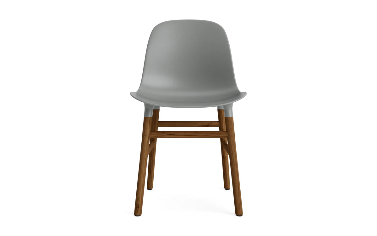 Form Stuhl in Grau mit Walnuss präsentiert im Onlineshop von KAQTU Design AG. Stuhl ist von Normann Copenhagen