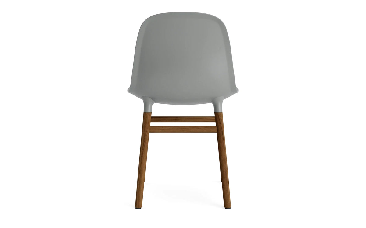Form Stuhl in Grau mit Walnuss präsentiert im Onlineshop von KAQTU Design AG. Stuhl ist von Normann Copenhagen