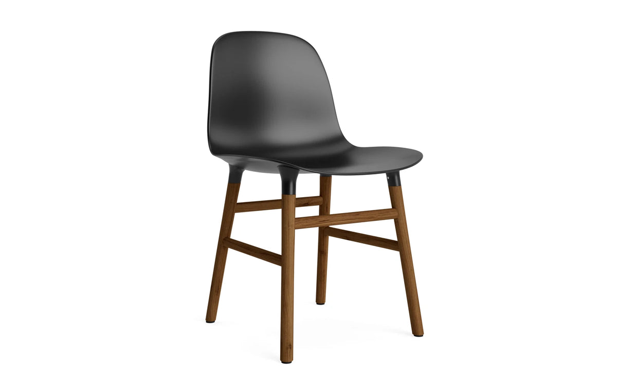 Form Stuhl in Schwarz mit Walnuss präsentiert im Onlineshop von KAQTU Design AG. Stuhl ist von Normann Copenhagen