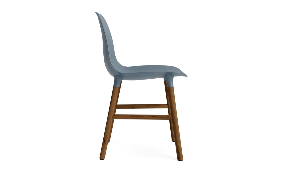 Form Stuhl in Blau mit Walnuss präsentiert im Onlineshop von KAQTU Design AG. Stuhl ist von Normann Copenhagen