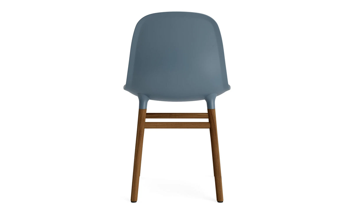 Form Stuhl in Blau mit Walnuss präsentiert im Onlineshop von KAQTU Design AG. Stuhl ist von Normann Copenhagen