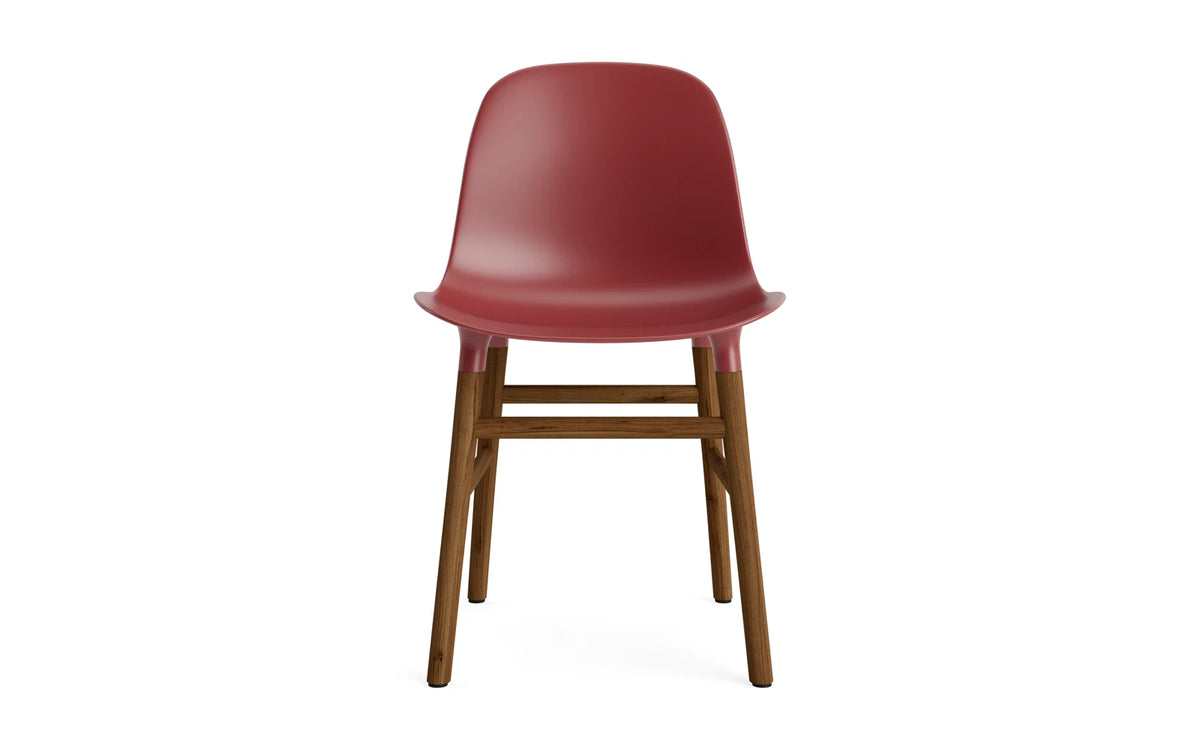 Form Stuhl in Rot mit Walnuss präsentiert im Onlineshop von KAQTU Design AG. Stuhl ist von Normann Copenhagen