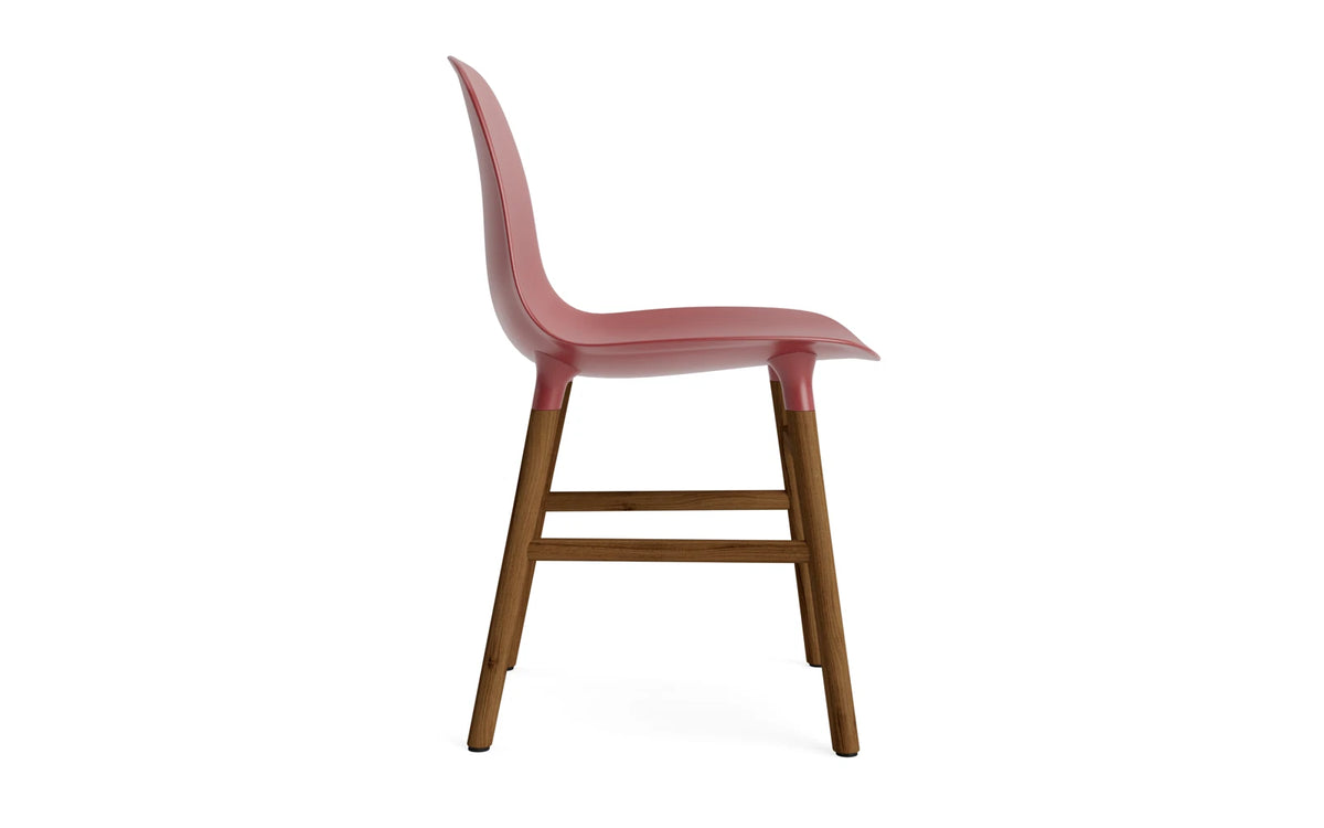 Form Stuhl in Rot mit Walnuss präsentiert im Onlineshop von KAQTU Design AG. Stuhl ist von Normann Copenhagen