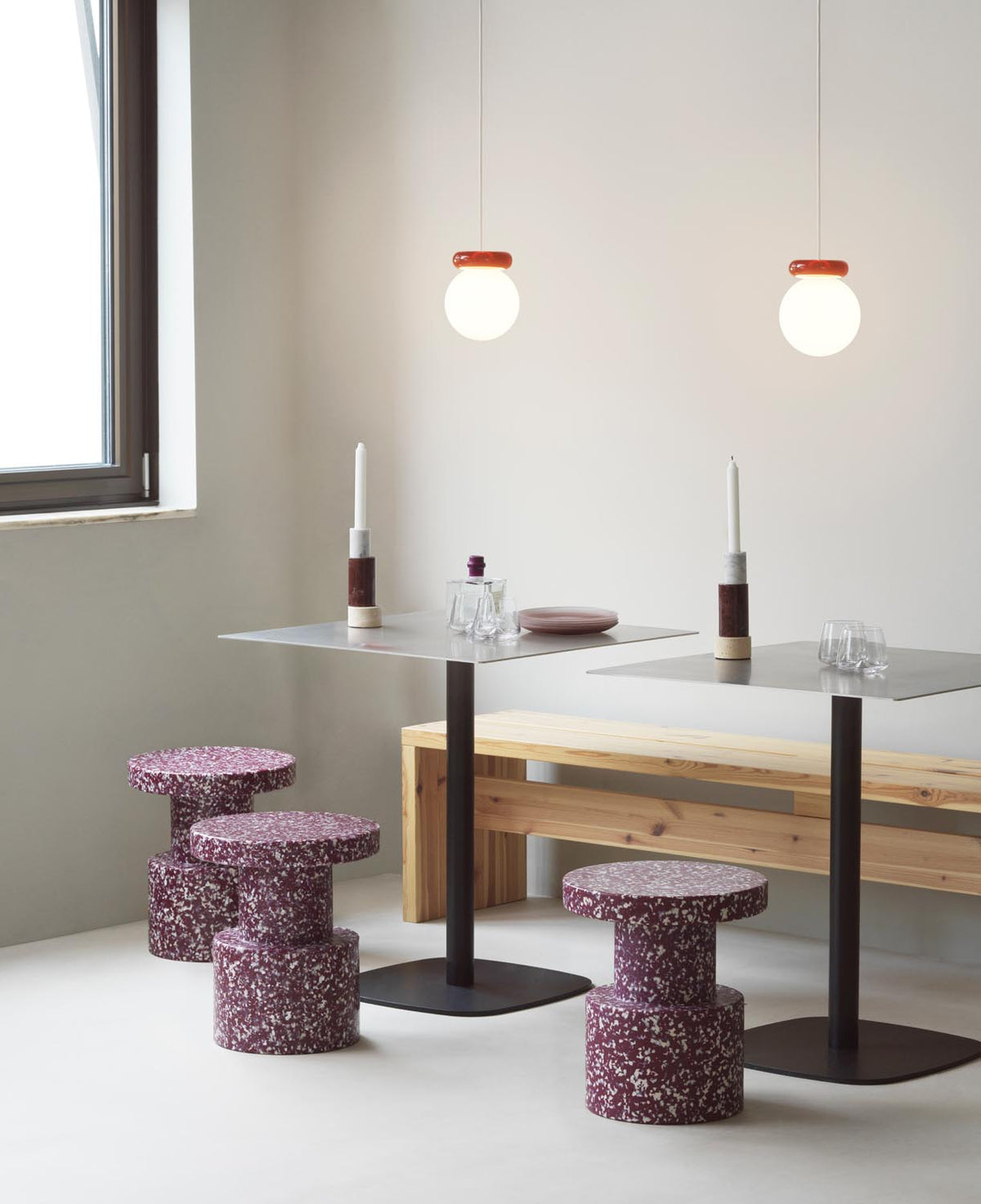Bit Hocker in Burgund präsentiert im Onlineshop von KAQTU Design AG. Pouf ist von Normann Copenhagen