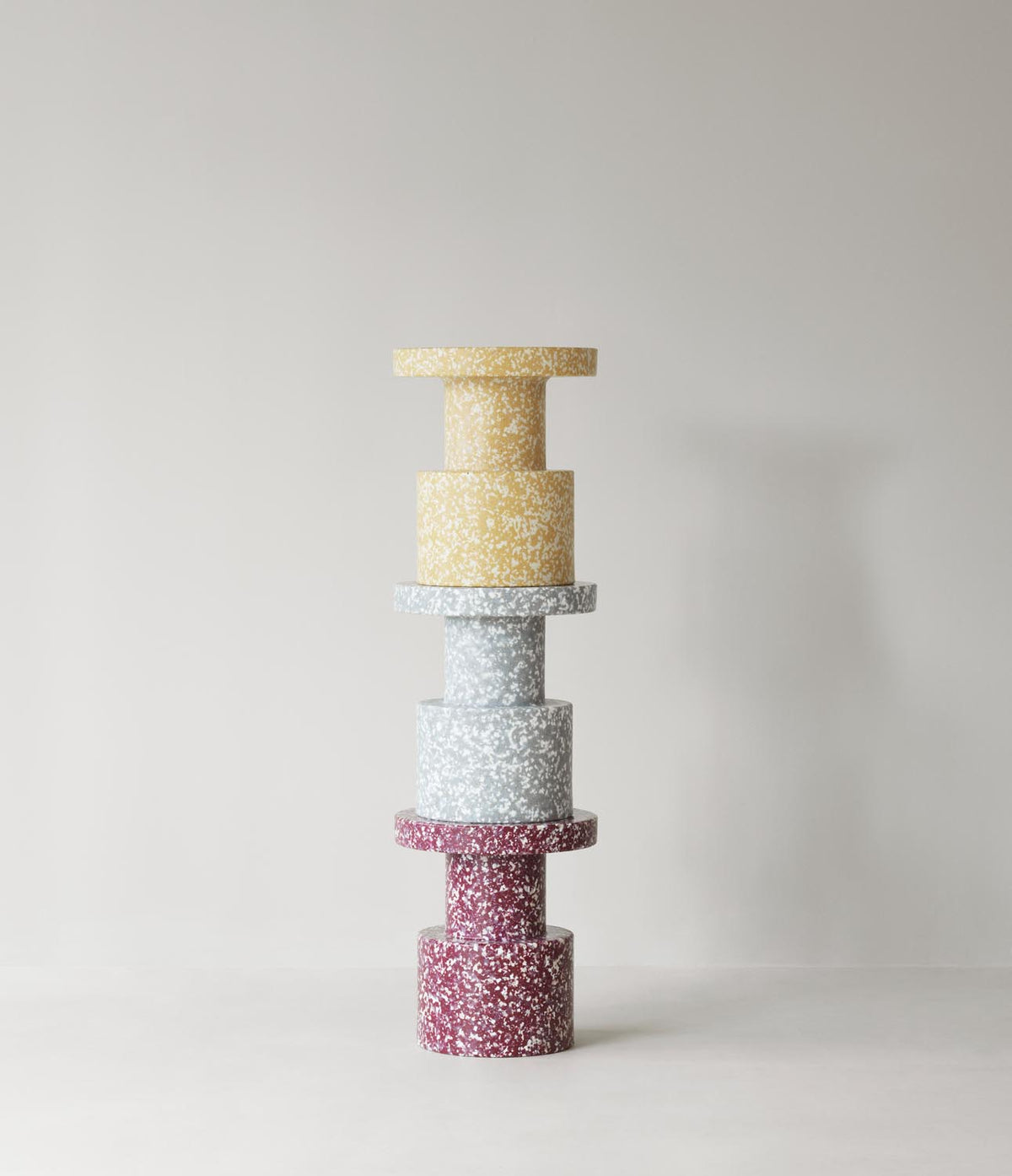 Bit Hocker in Burgund präsentiert im Onlineshop von KAQTU Design AG. Pouf ist von Normann Copenhagen