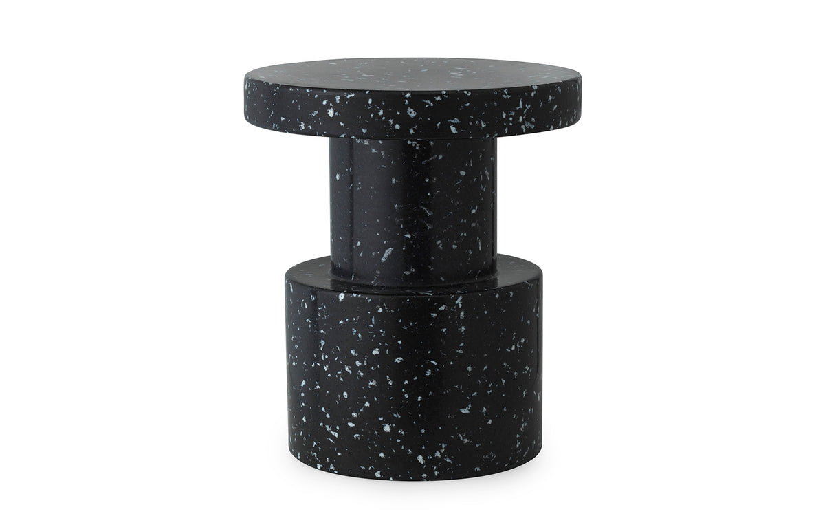 Bit Hocker in Schwarz präsentiert im Onlineshop von KAQTU Design AG. Hocker ist von Normann Copenhagen