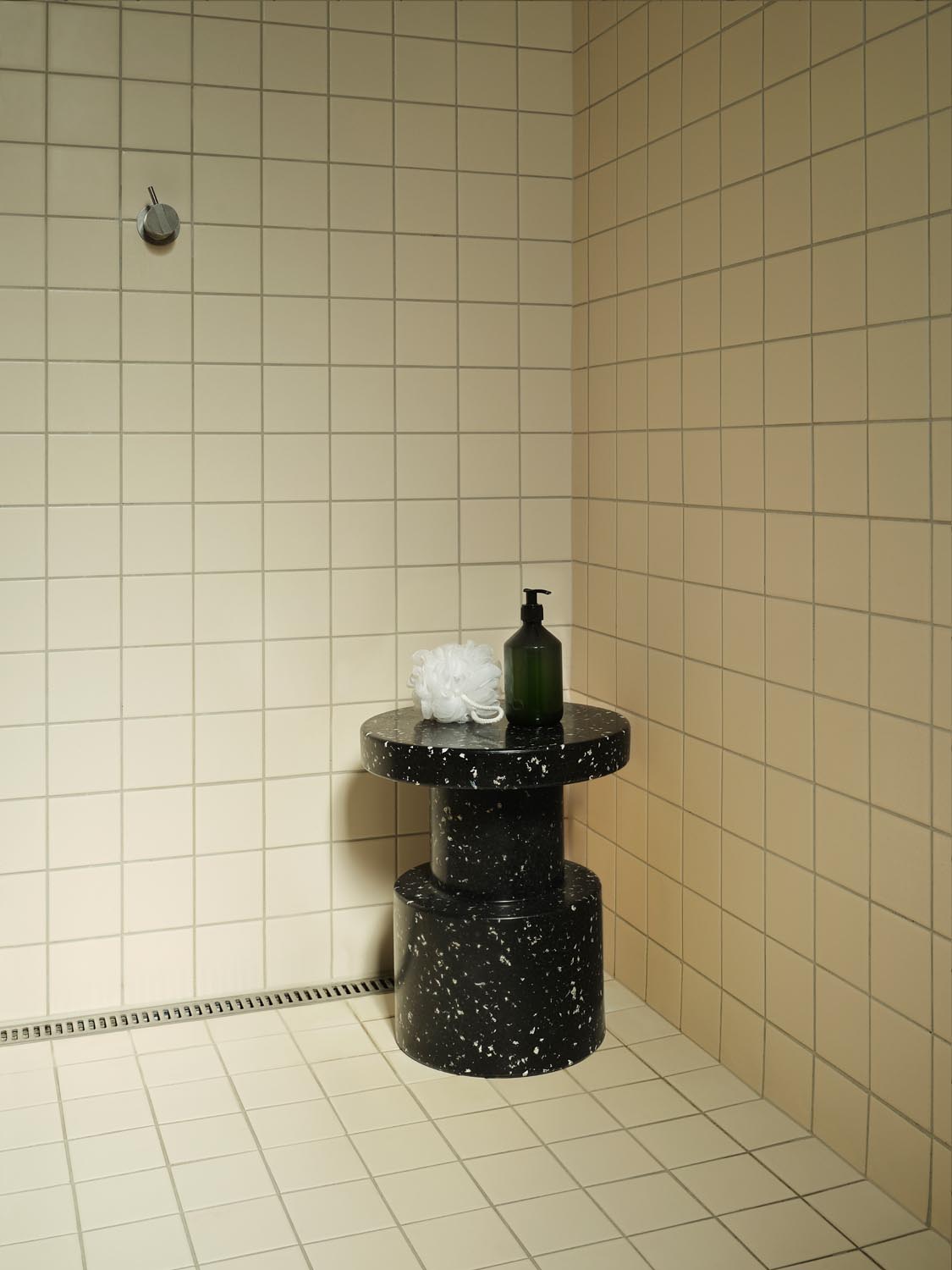 Bit Hocker in präsentiert im Onlineshop von KAQTU Design AG. Hocker ist von Normann Copenhagen