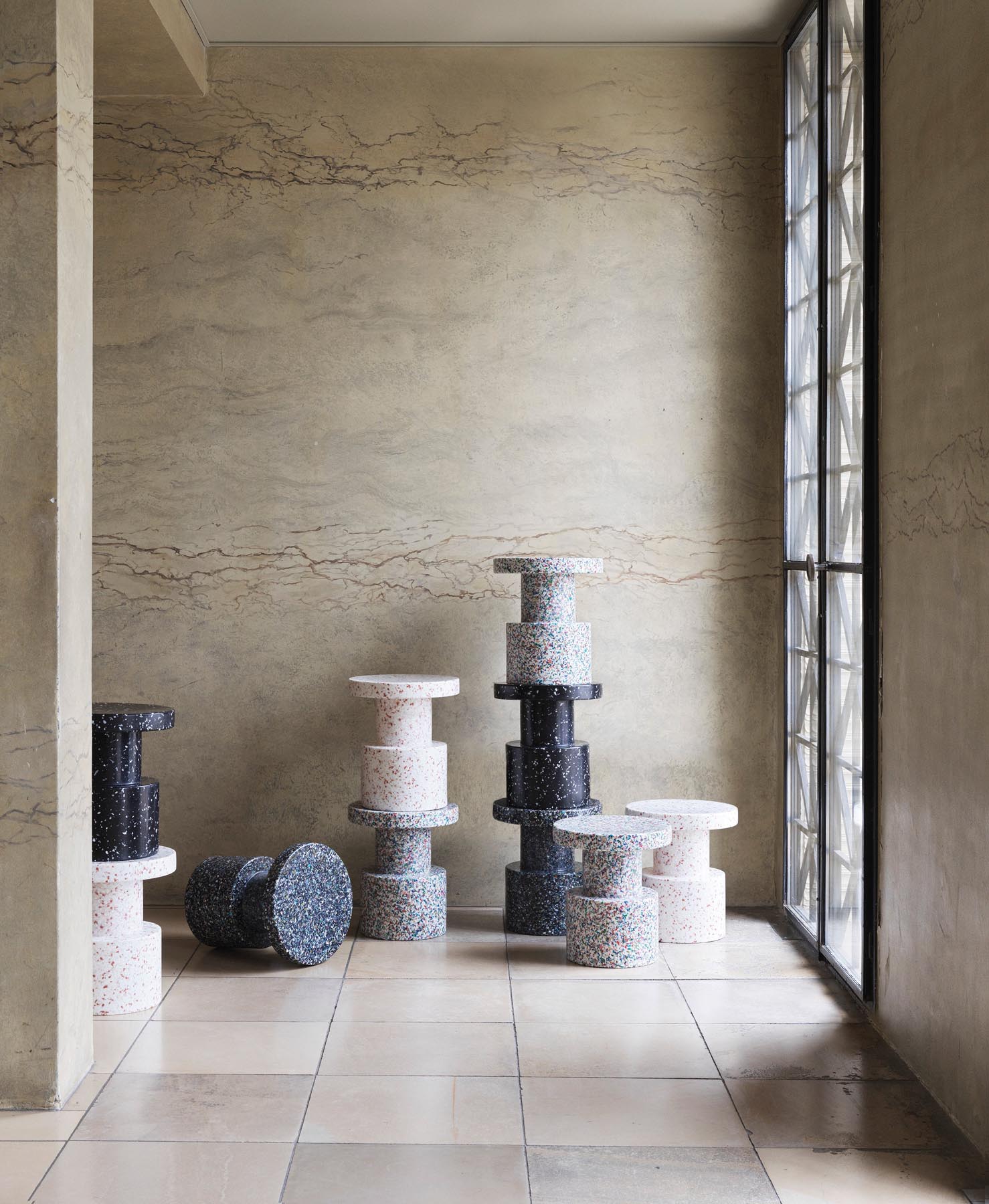 Der Bit Hocker von Normann Copenhagen vereint modernes Design mit Funktionalität. Aus nachhaltigem Kunststoff gefertigt, ist er ideal für jeden Raum.