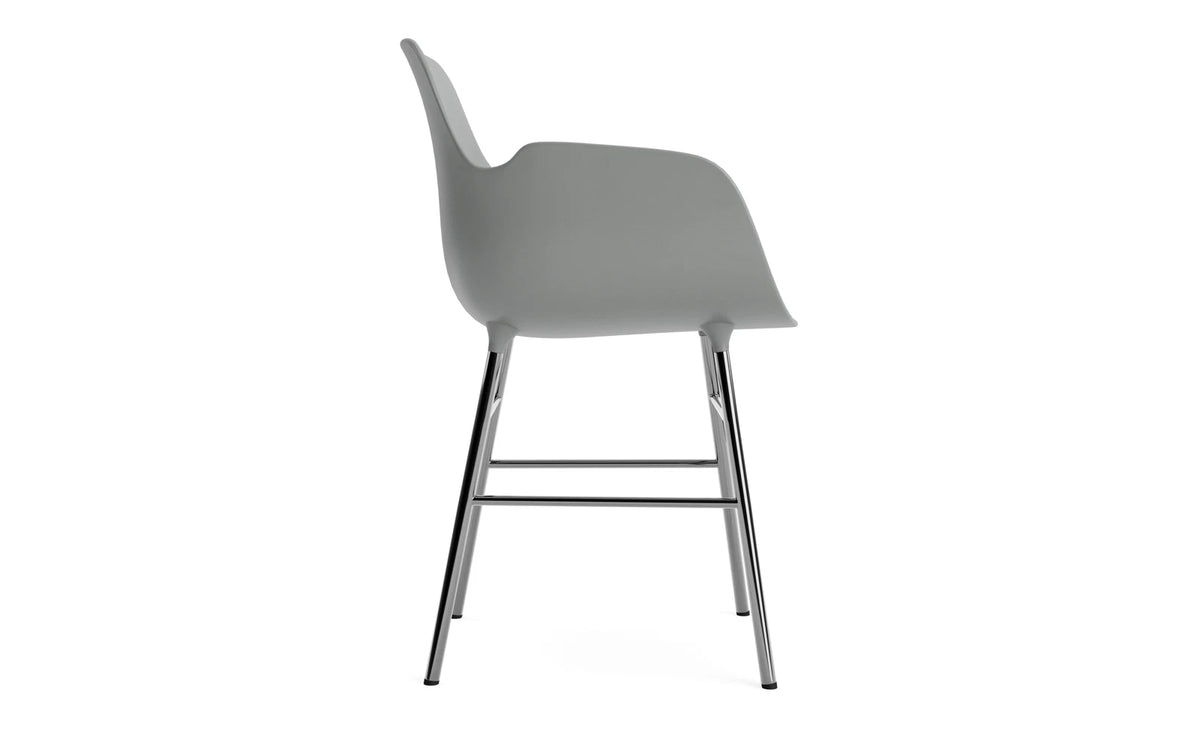 Form Armlehnstuhl in Grau präsentiert im Onlineshop von KAQTU Design AG. Stuhl mit Armlehne ist von Normann Copenhagen