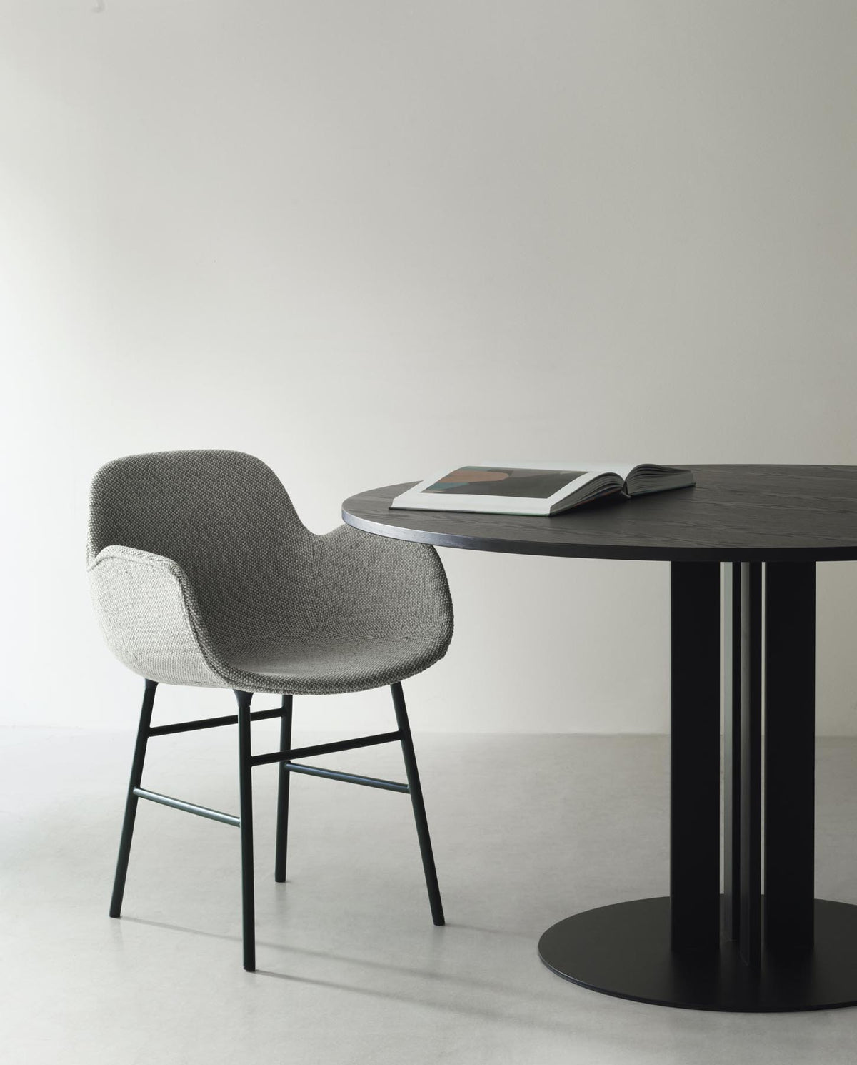 Form Armlehnstuhl in Grün präsentiert im Onlineshop von KAQTU Design AG. Stuhl mit Armlehne ist von Normann Copenhagen