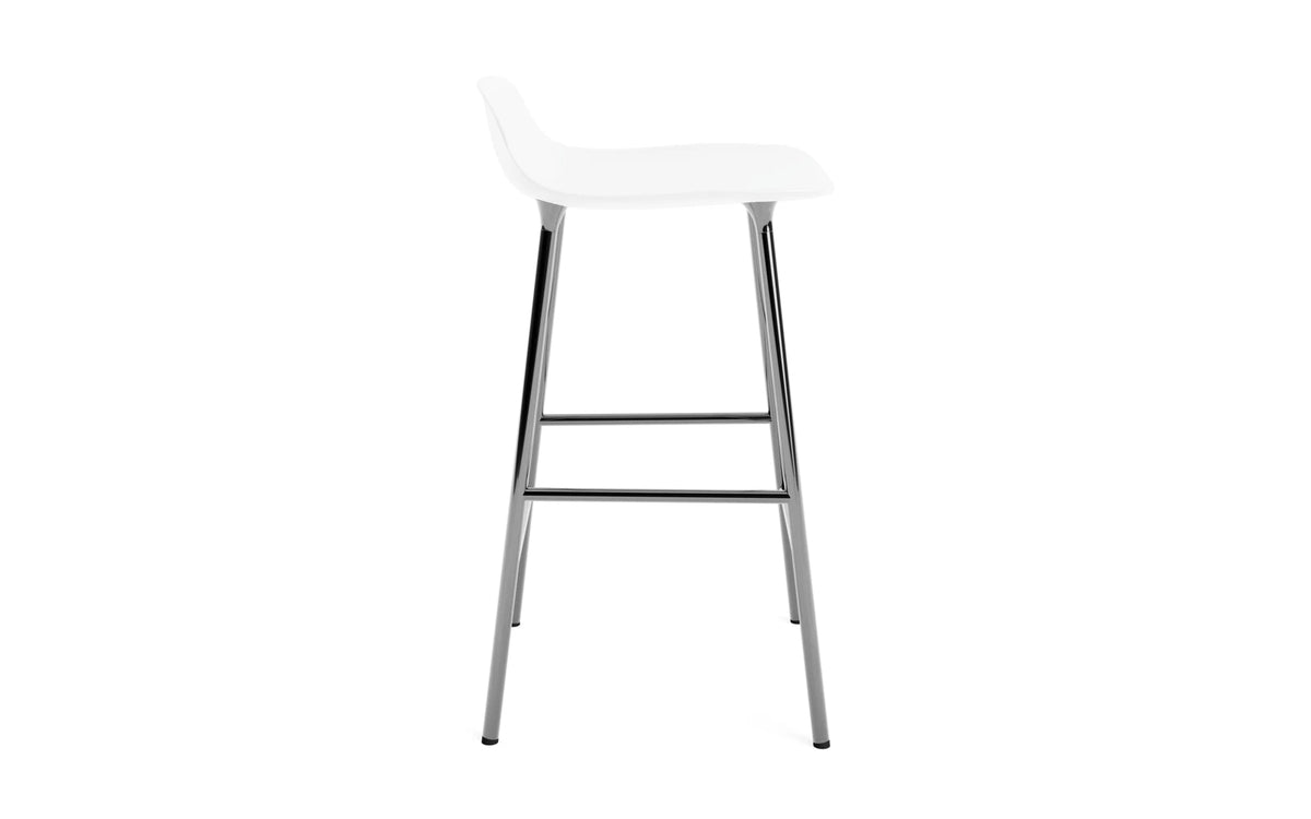 Form Barhocker in Weiss präsentiert im Onlineshop von KAQTU Design AG. Barstuhl ist von Normann Copenhagen