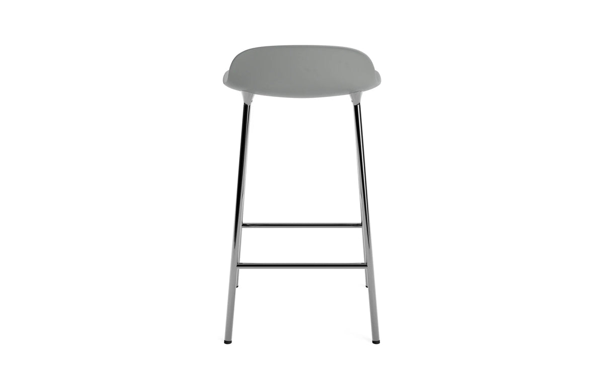 Form Barhocker in Grau präsentiert im Onlineshop von KAQTU Design AG. Barstuhl ist von Normann Copenhagen