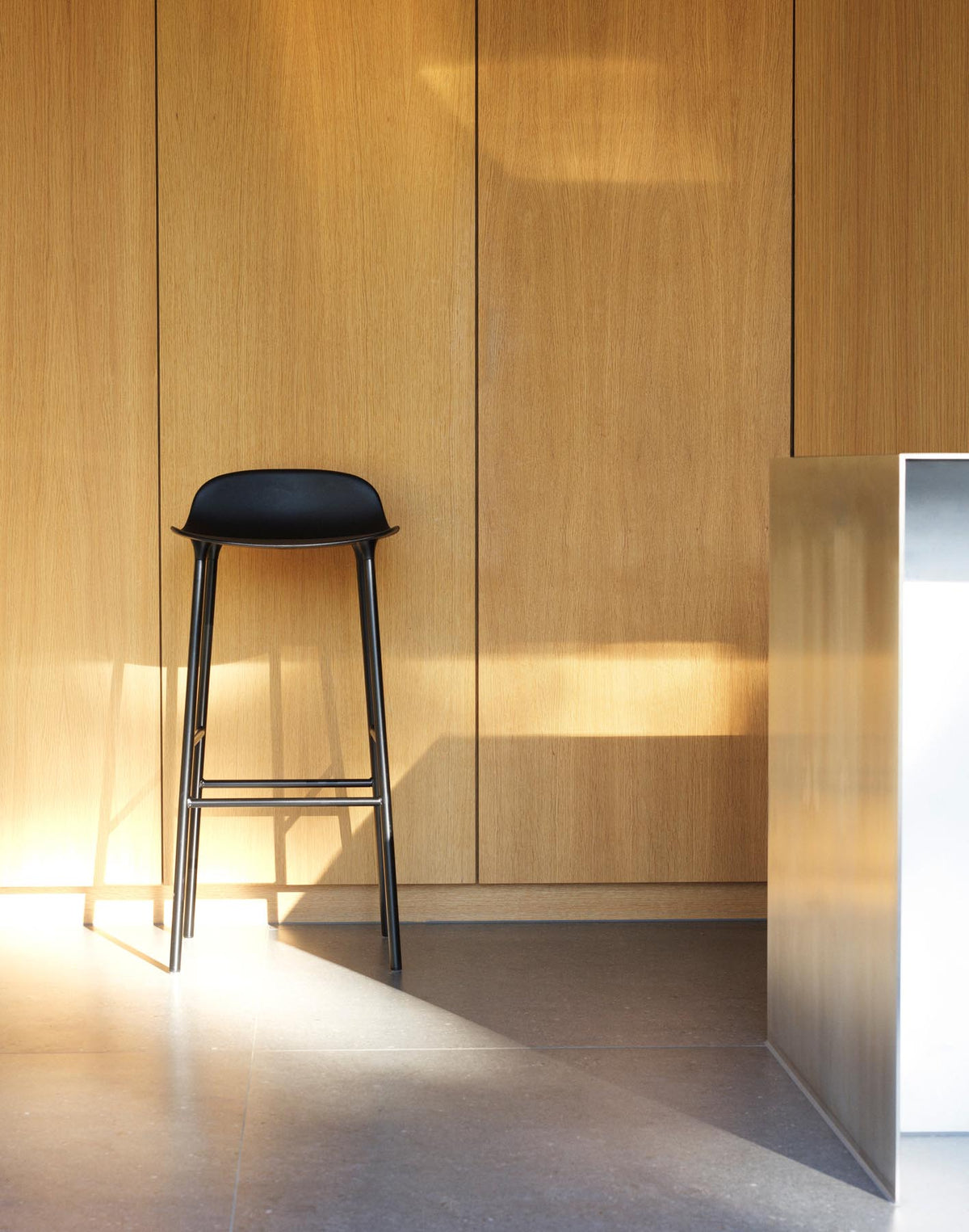 Form Barhocker in Grün präsentiert im Onlineshop von KAQTU Design AG. Barstuhl ist von Normann Copenhagen