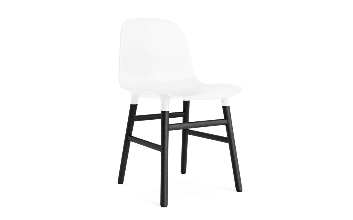 Form Stuhl in Weiss präsentiert im Onlineshop von KAQTU Design AG. Stuhl ist von Normann Copenhagen