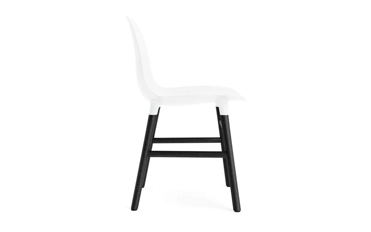 Form Stuhl in Weiss präsentiert im Onlineshop von KAQTU Design AG. Stuhl ist von Normann Copenhagen