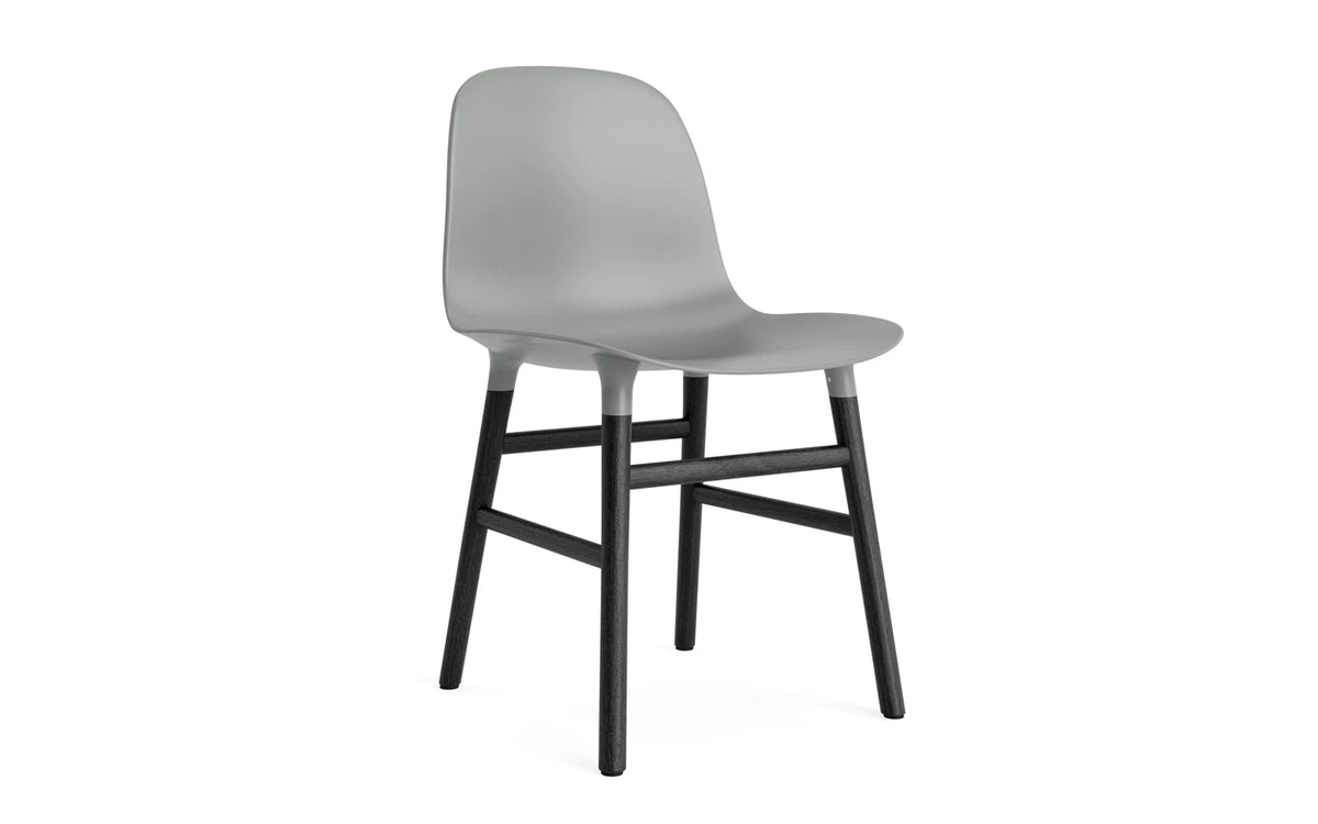 Form Stuhl in Grau präsentiert im Onlineshop von KAQTU Design AG. Stuhl ist von Normann Copenhagen