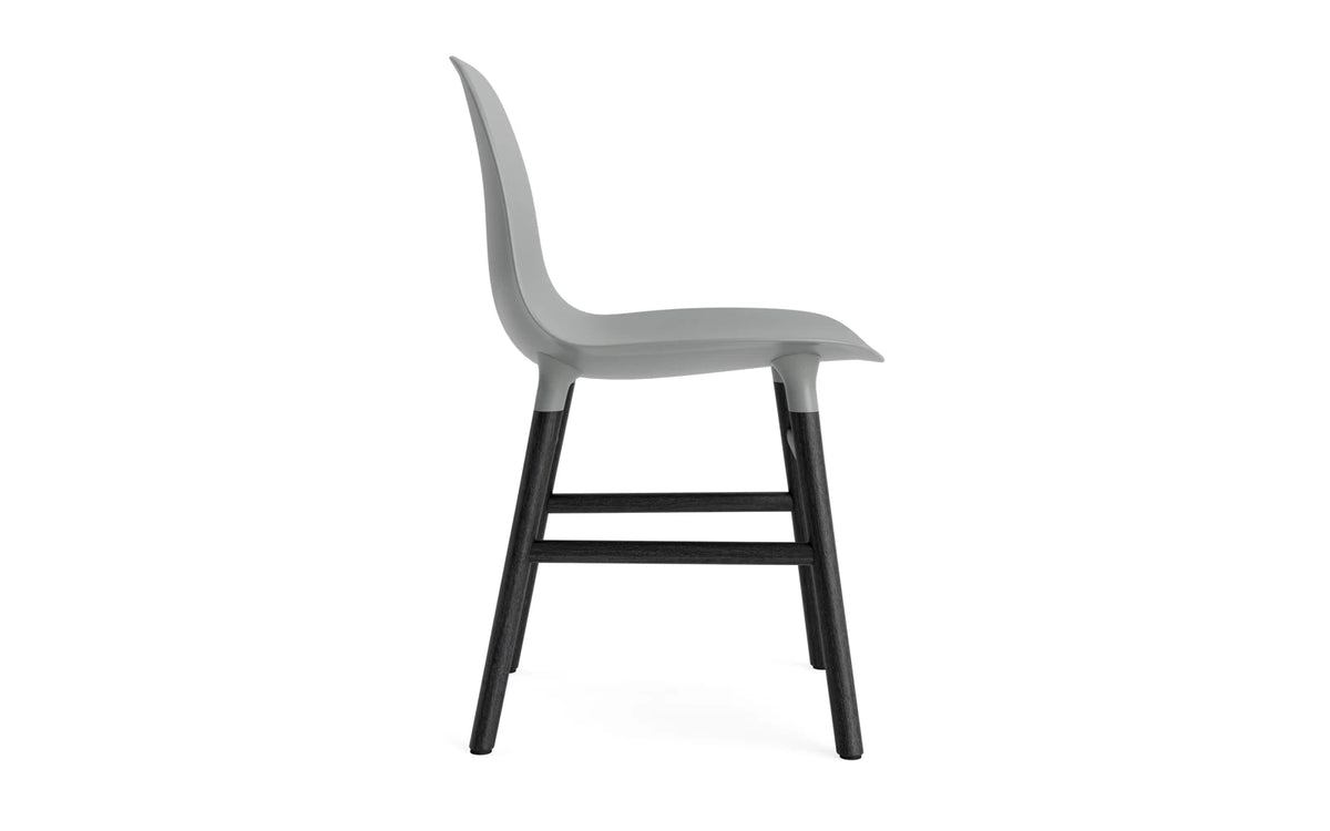 Form Stuhl in Grau präsentiert im Onlineshop von KAQTU Design AG. Stuhl ist von Normann Copenhagen