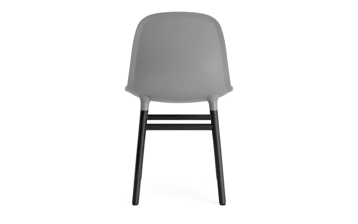 Form Stuhl in Grau präsentiert im Onlineshop von KAQTU Design AG. Stuhl ist von Normann Copenhagen
