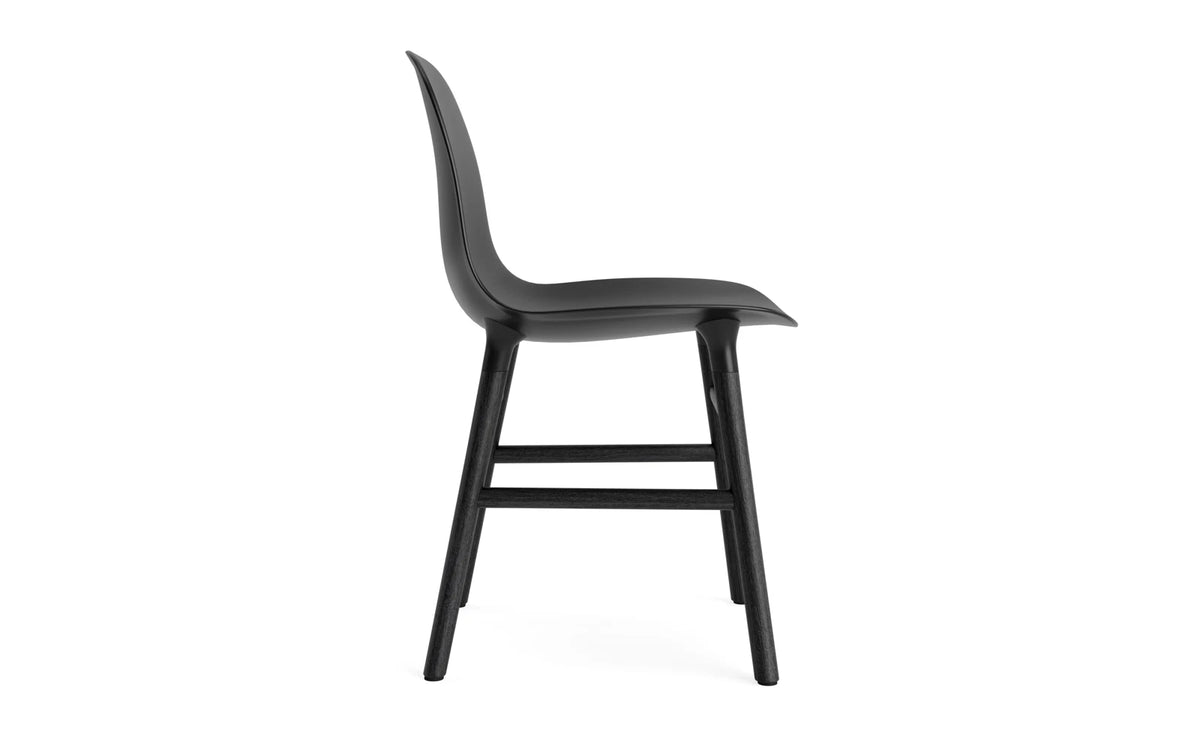 Form Stuhl in Schwarz präsentiert im Onlineshop von KAQTU Design AG. Stuhl ist von Normann Copenhagen