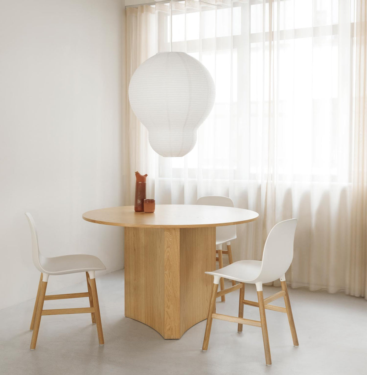 Form Stuhl in Schwarz präsentiert im Onlineshop von KAQTU Design AG. Stuhl ist von Normann Copenhagen