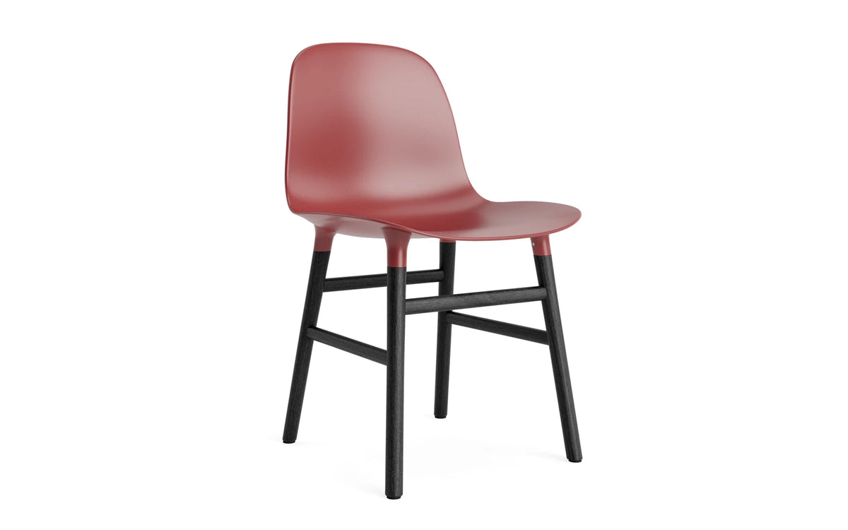 Form Stuhl in Rot präsentiert im Onlineshop von KAQTU Design AG. Stuhl ist von Normann Copenhagen