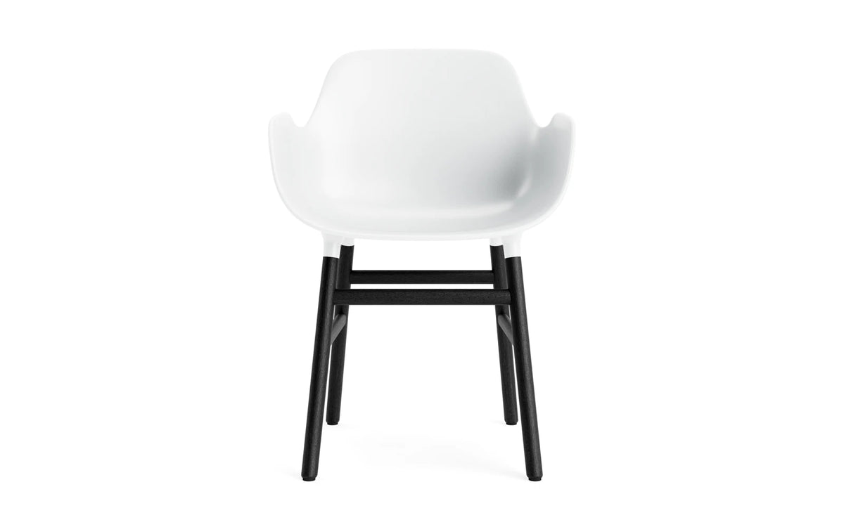 Form Armlehnstuhl in Weiss präsentiert im Onlineshop von KAQTU Design AG. Stuhl mit Armlehne ist von Normann Copenhagen