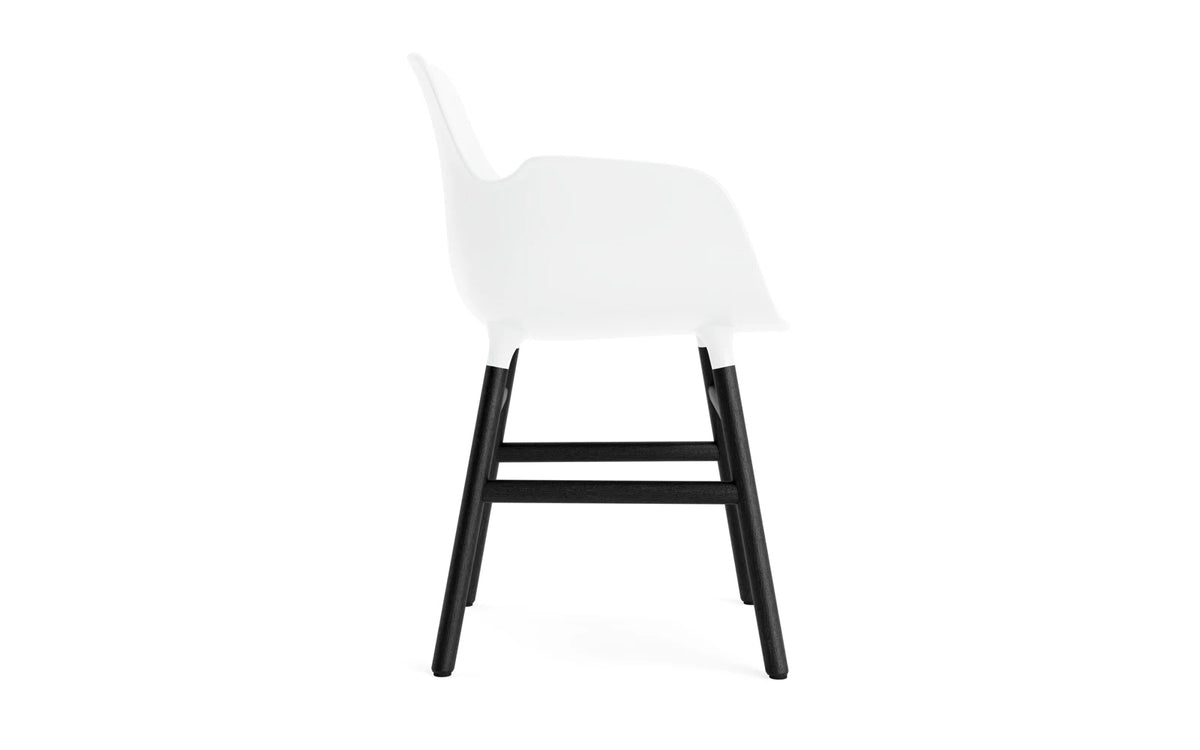 Form Armlehnstuhl in Weiss präsentiert im Onlineshop von KAQTU Design AG. Stuhl mit Armlehne ist von Normann Copenhagen
