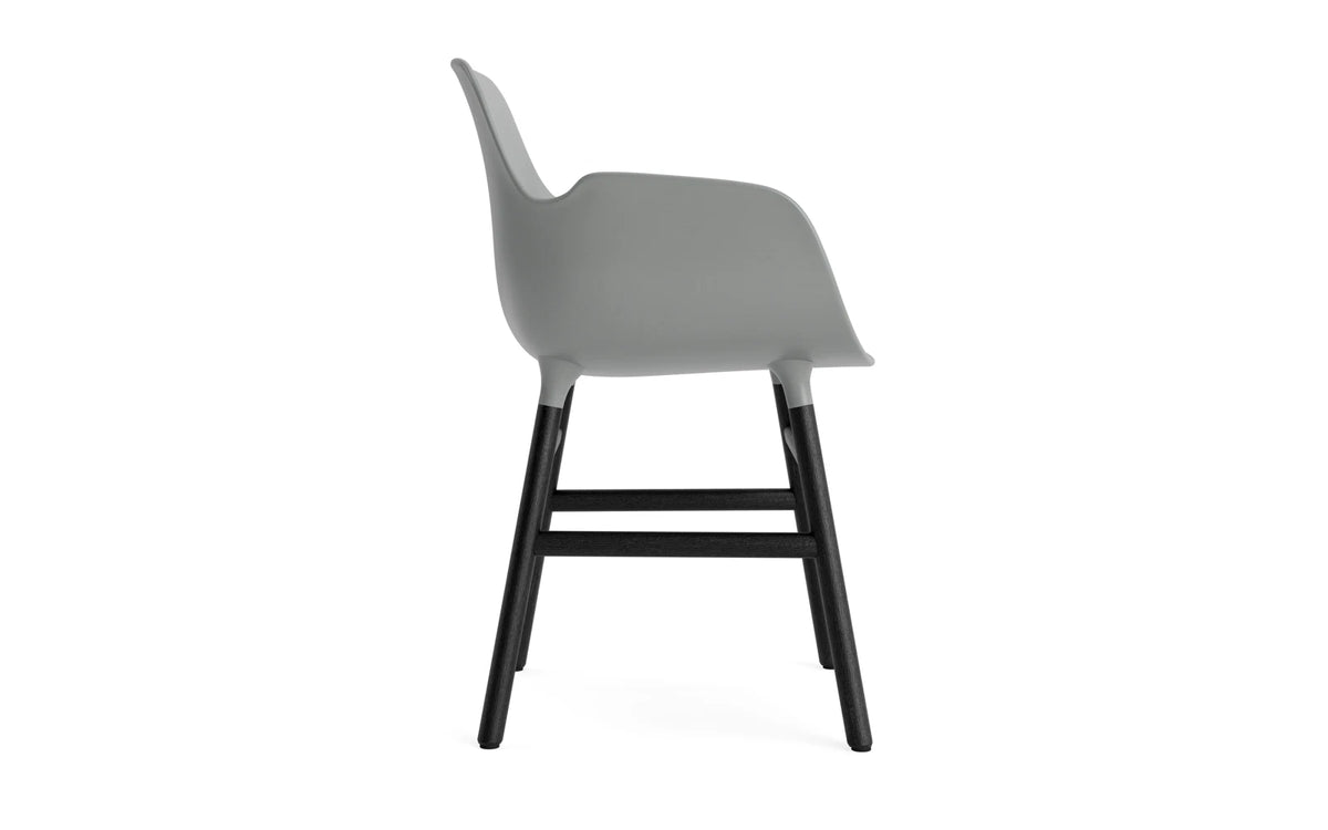 Form Armlehnstuhl in Grau präsentiert im Onlineshop von KAQTU Design AG. Stuhl mit Armlehne ist von Normann Copenhagen