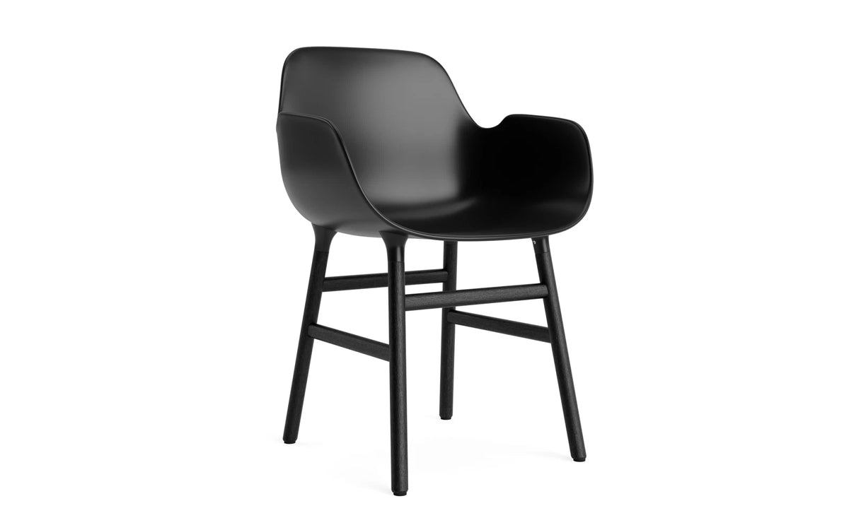 Form Armlehnstuhl in Schwarz präsentiert im Onlineshop von KAQTU Design AG. Stuhl mit Armlehne ist von Normann Copenhagen