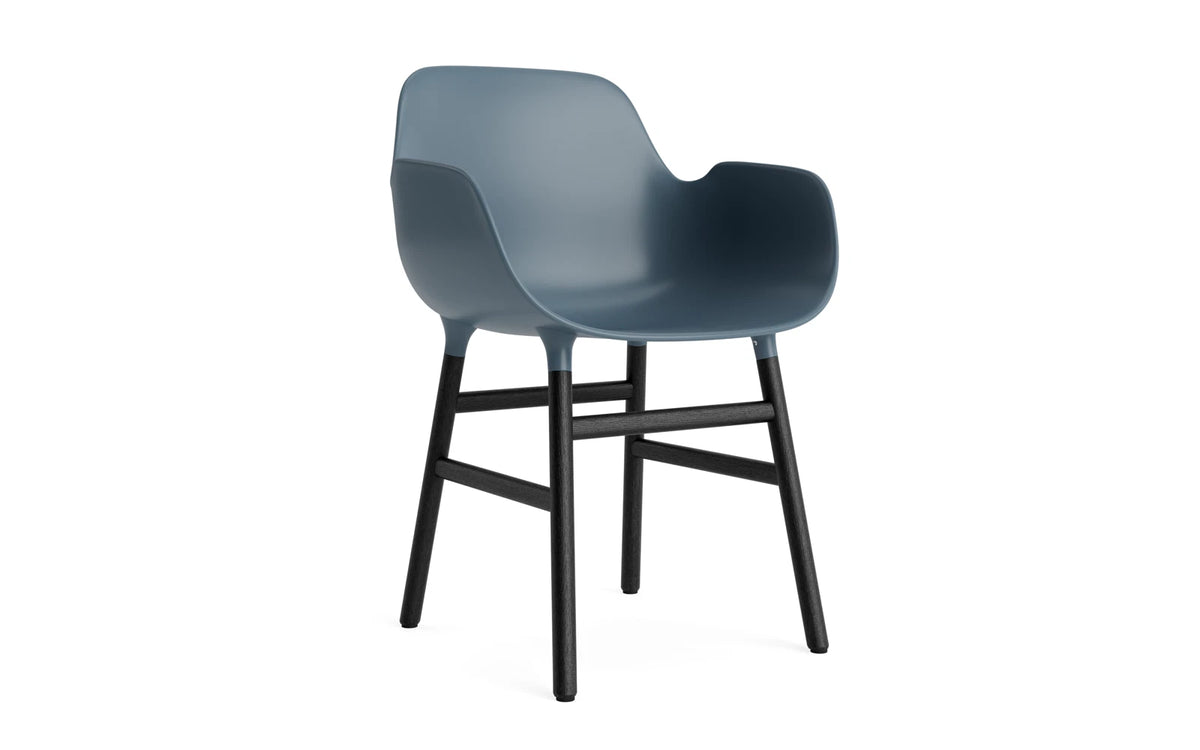 Form Armlehnstuhl in Blau präsentiert im Onlineshop von KAQTU Design AG. Stuhl mit Armlehne ist von Normann Copenhagen