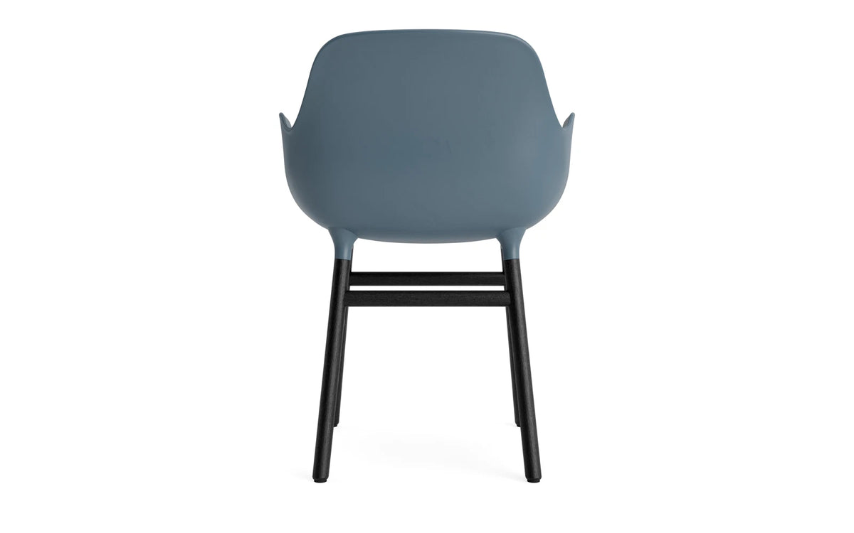Form Armlehnstuhl in Blau präsentiert im Onlineshop von KAQTU Design AG. Stuhl mit Armlehne ist von Normann Copenhagen