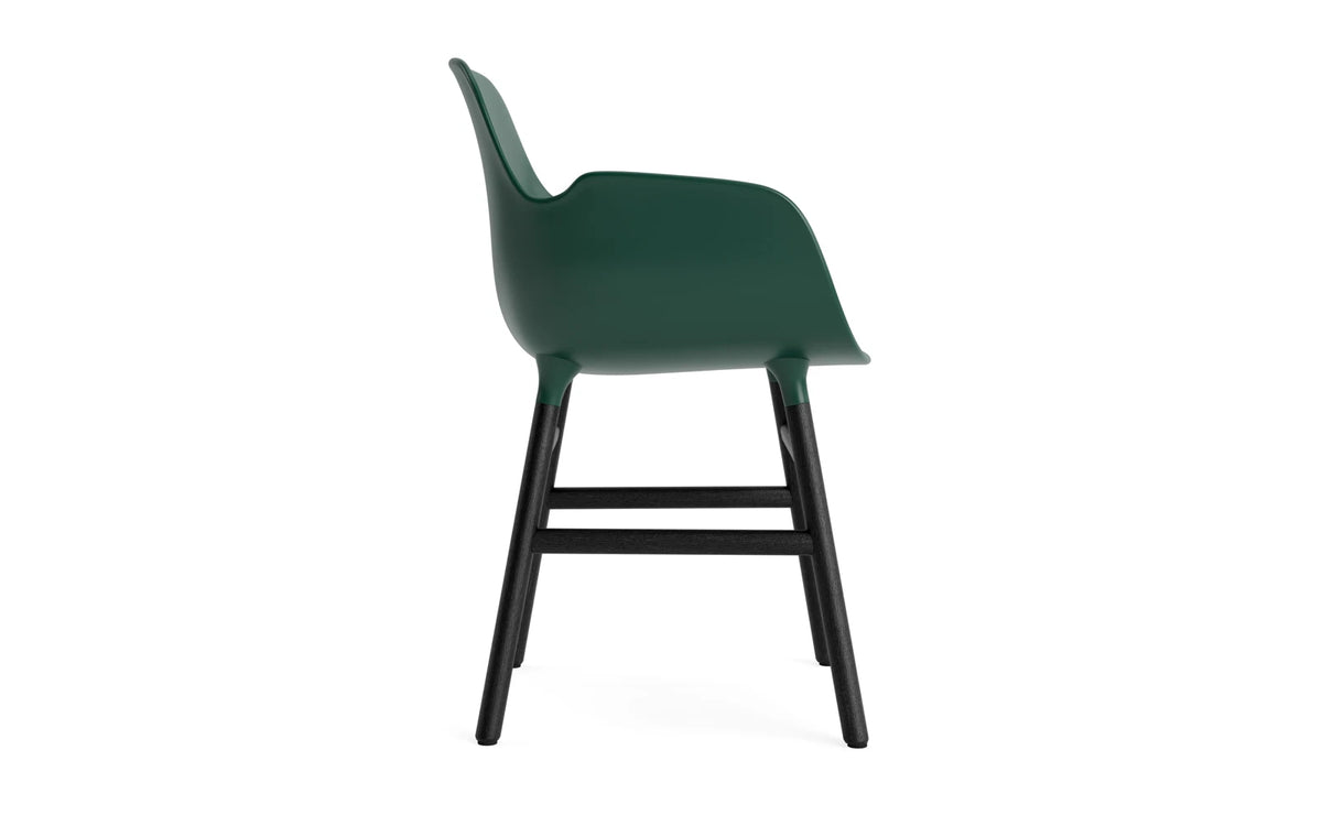 Form Armlehnstuhl in Grün präsentiert im Onlineshop von KAQTU Design AG. Stuhl mit Armlehne ist von Normann Copenhagen