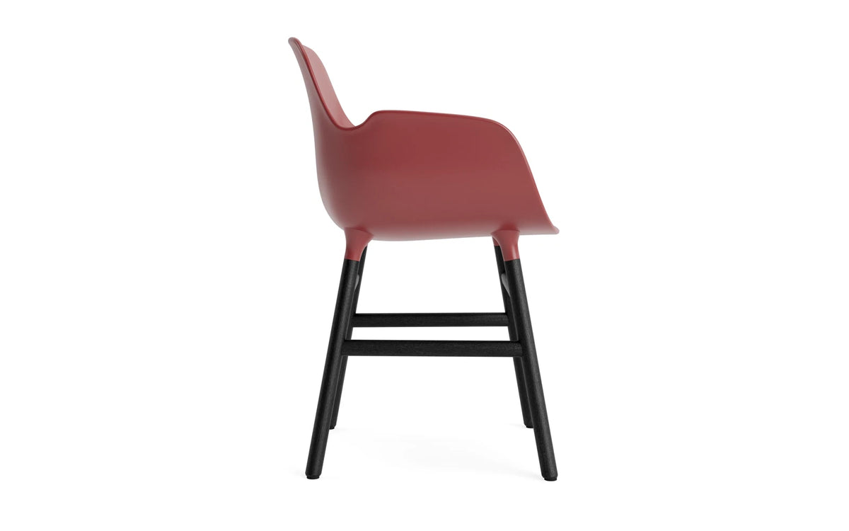 Form Armlehnstuhl in Rot präsentiert im Onlineshop von KAQTU Design AG. Stuhl mit Armlehne ist von Normann Copenhagen