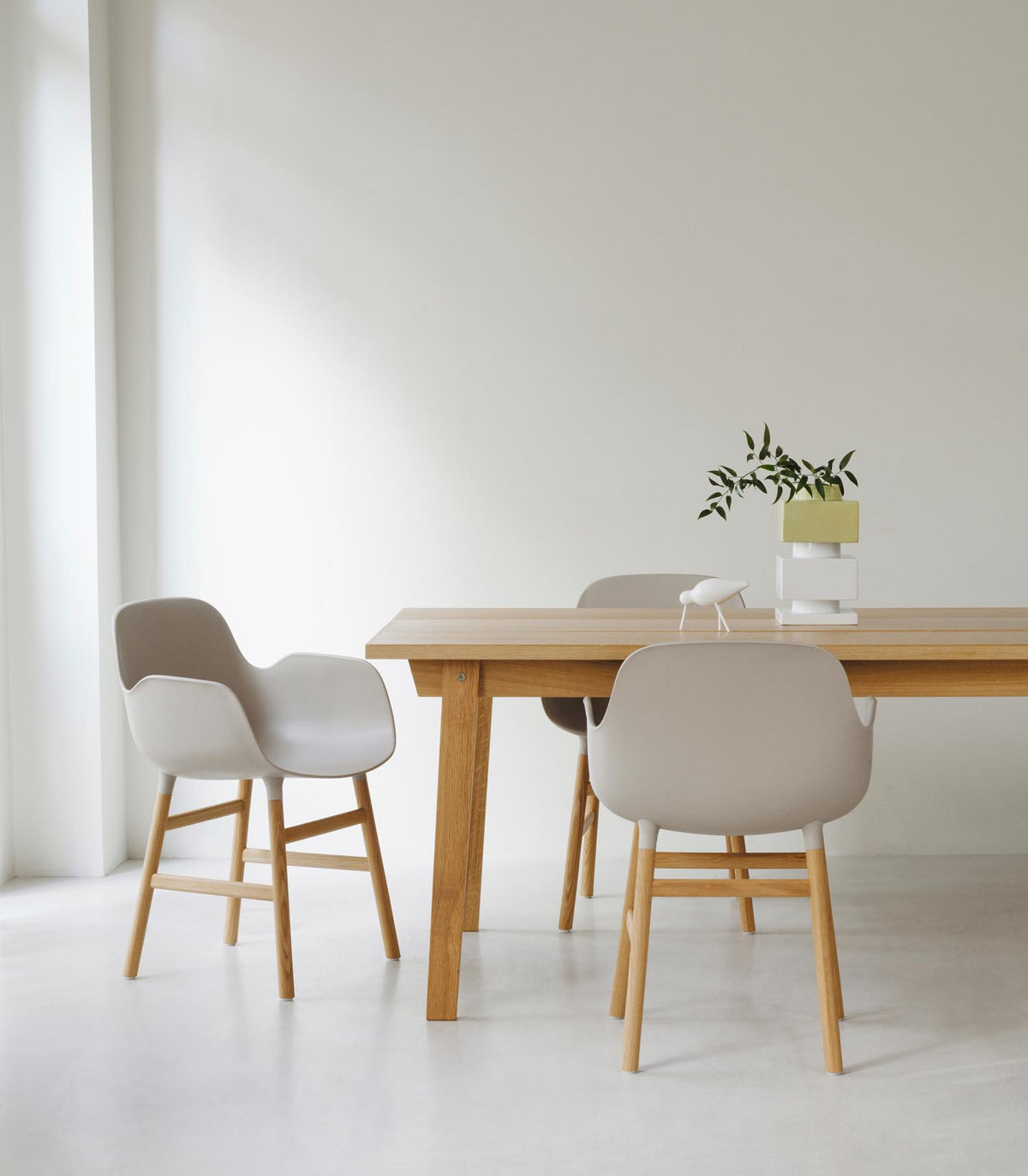 Form Armlehnstuhl in Rot präsentiert im Onlineshop von KAQTU Design AG. Stuhl mit Armlehne ist von Normann Copenhagen