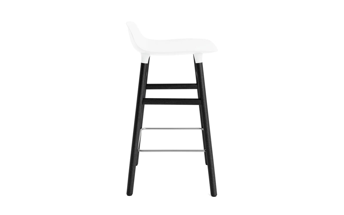 Form Barhocker in Weiss präsentiert im Onlineshop von KAQTU Design AG. Barstuhl ist von Normann Copenhagen