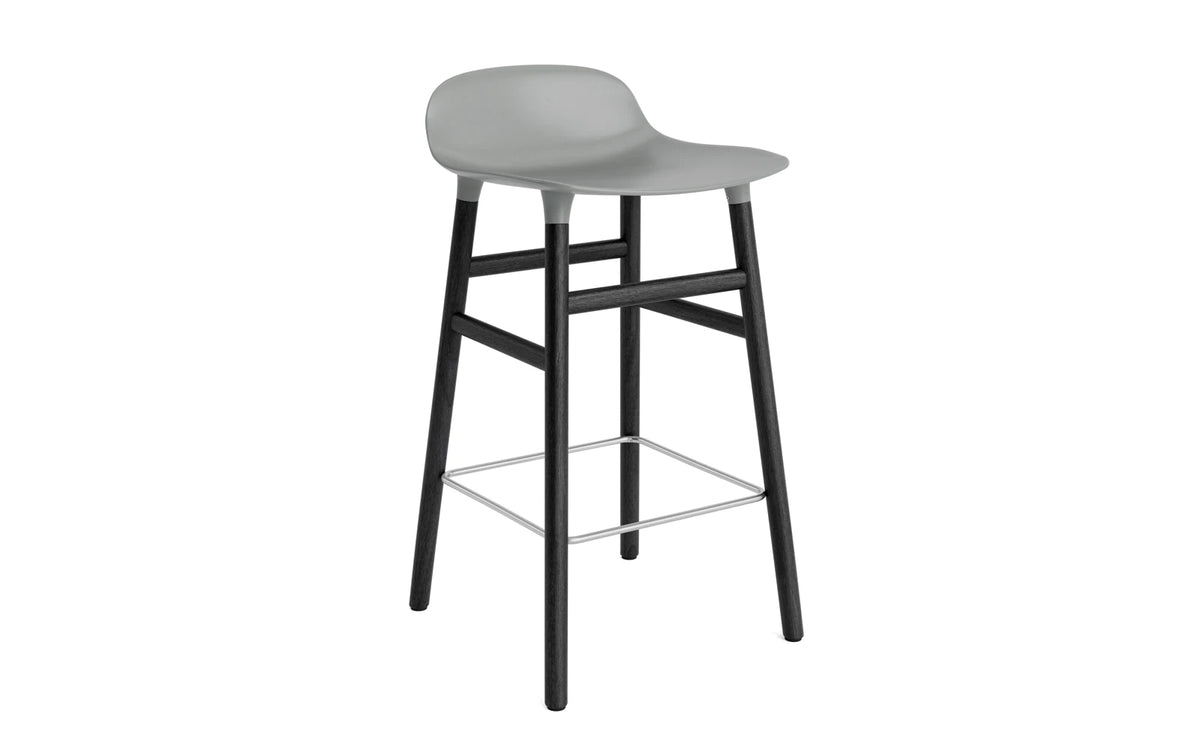 Form Barhocker in Grau präsentiert im Onlineshop von KAQTU Design AG. Barstuhl ist von Normann Copenhagen