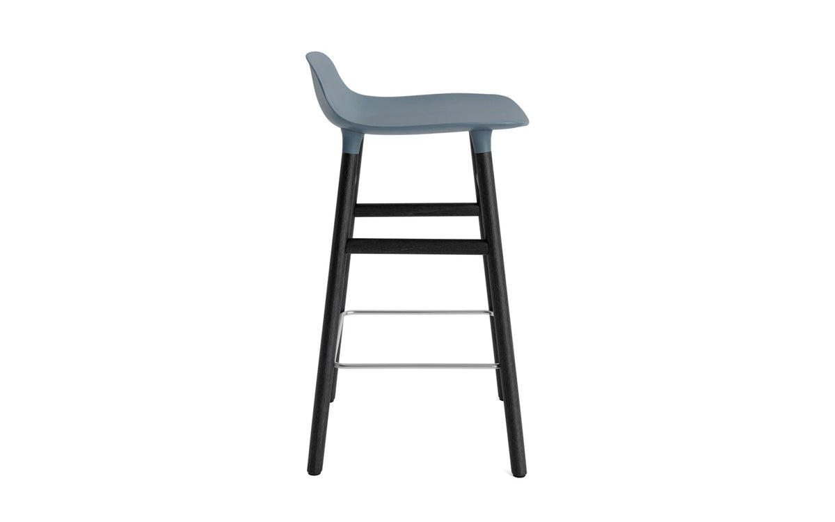 Form Barhocker in Blau präsentiert im Onlineshop von KAQTU Design AG. Barstuhl ist von Normann Copenhagen