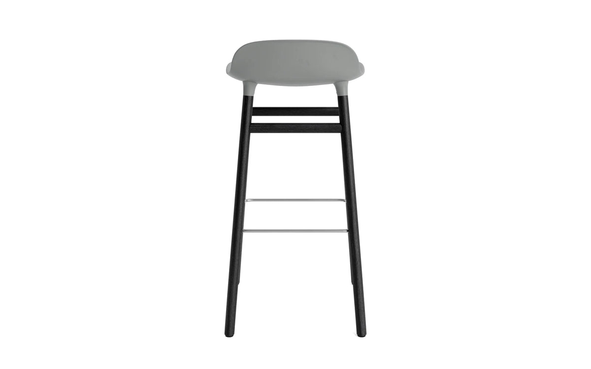Form Barhocker in Grau präsentiert im Onlineshop von KAQTU Design AG. Barstuhl ist von Normann Copenhagen