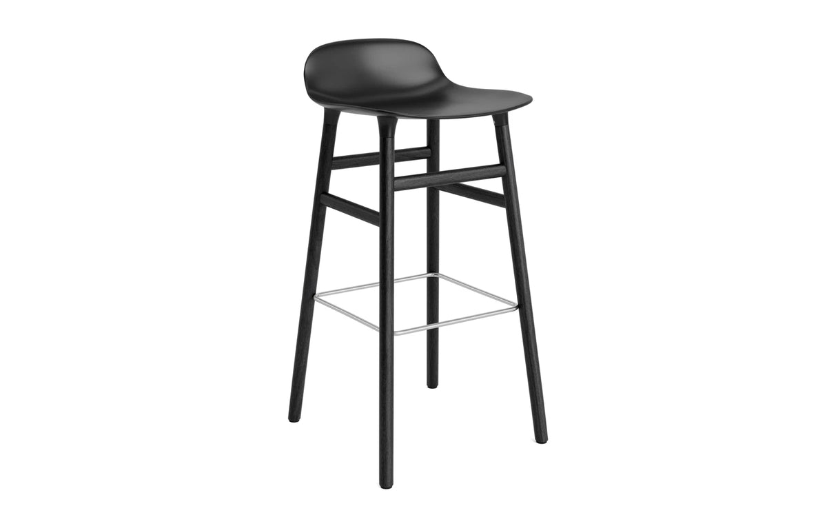 Form Barhocker in Schwarz präsentiert im Onlineshop von KAQTU Design AG. Barstuhl ist von Normann Copenhagen