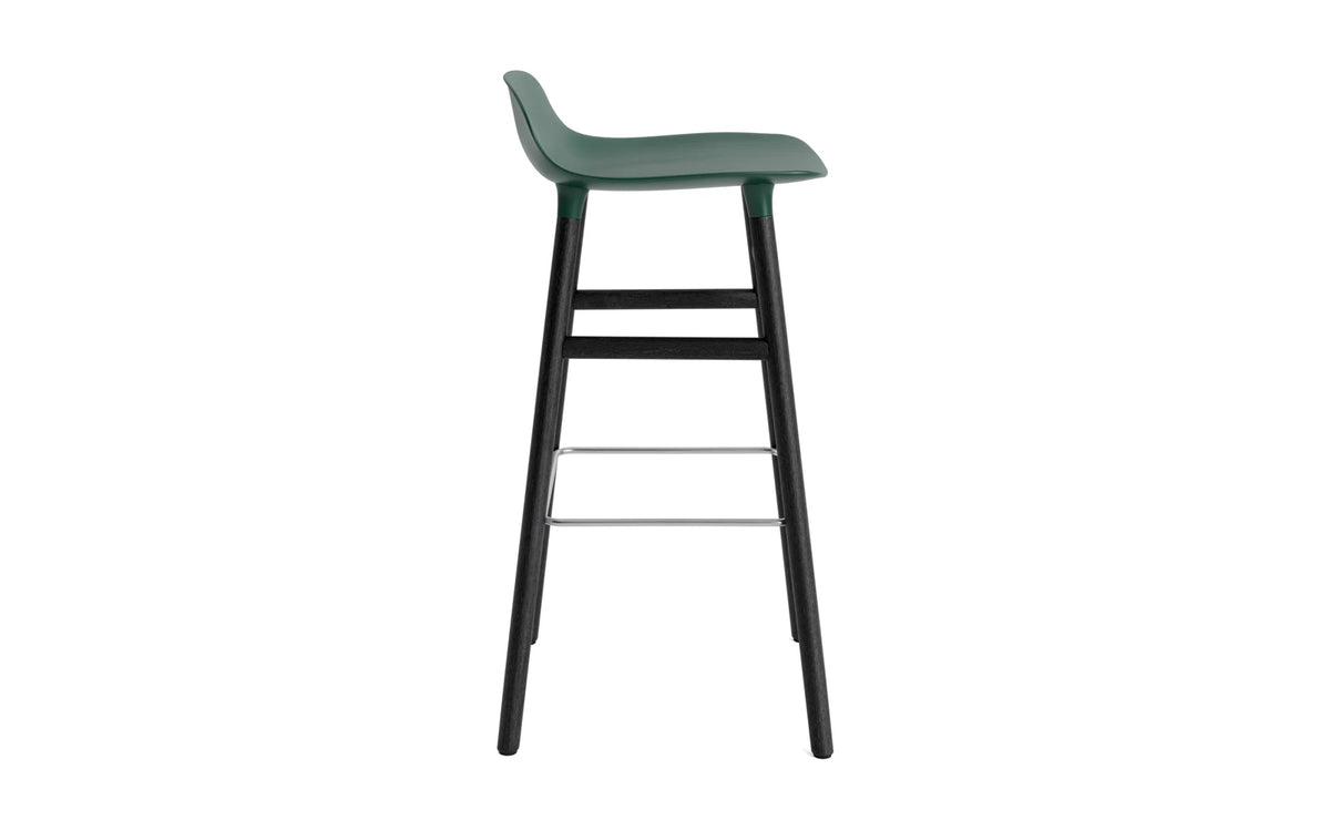 Form Barhocker in Grün präsentiert im Onlineshop von KAQTU Design AG. Barstuhl ist von Normann Copenhagen